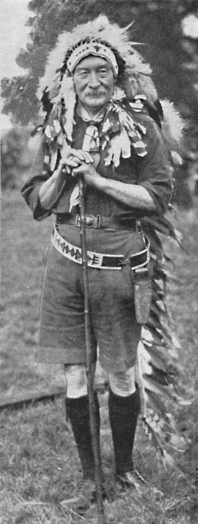 Sir Robert Baden-Powell, gekleed in de kleding van een Rode Indianenstam, c1925 door Unbekannt
