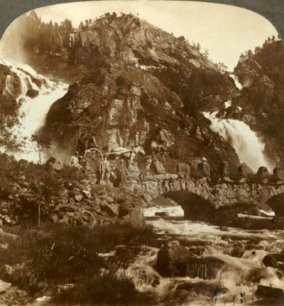Skarafos en Lotefos springen over rotsen, West-Noorwegen, ca. 1905 door Unbekannt