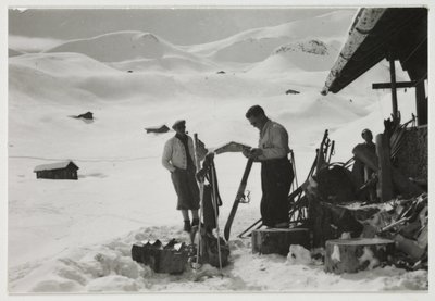 Skiërs buiten een chalet, ca. 1930 door Unbekannt