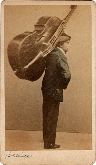 Klein beroep: portret van een contrabassist, het instrument op zijn rug, Venetië. 19e eeuw door Unbekannt