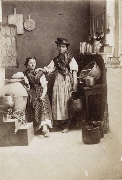 Kleine beroepen: portret van twee vrouwen die water dragen in een keuken. 19e eeuw door Unbekannt