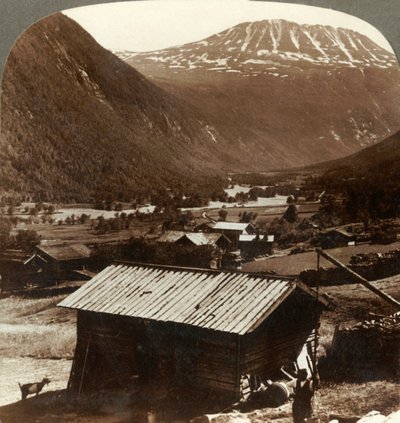 Besneeuwde toppen van Mt. Gausta 6180 ft., boven rustige huizen in Maan Valley, Noorwegen, ca. 1905 door Unbekannt