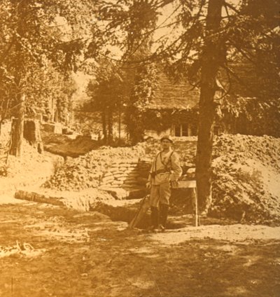 Soldaat buiten loopgraaf, Bois des Loges, Noord-Frankrijk, c1914-c1918 door Unbekannt