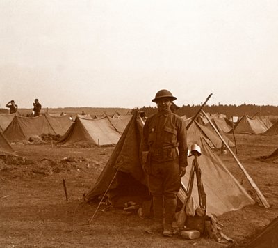 Soldaat staand bij tent, Amerikaans kamp, Melette, Frankrijk, ca. 1914-ca. 1918 door Unbekannt