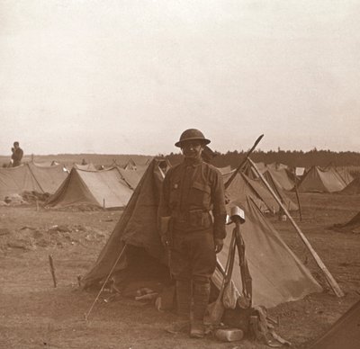 Soldaat bij tent, Amerikaans kamp, Melette, Frankrijk door Unbekannt