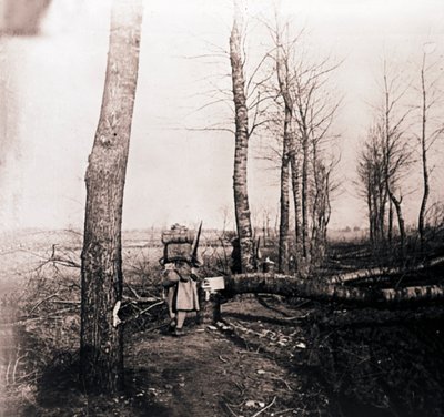 Soldaat met rugzak, c1914-c1918 door Unbekannt