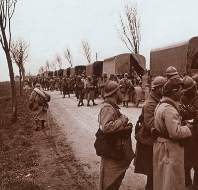 Soldaten en Kolom Vrachtwagens op de Voie Sacrée, Verdun, Noord-Frankrijk door Unbekannt