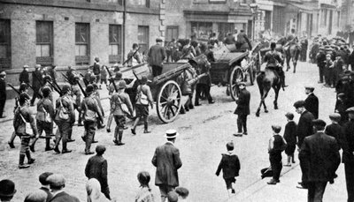 Soldaten begeleiden kolenwagens tijdens de staking, Sheffield, c1920 door Unbekannt