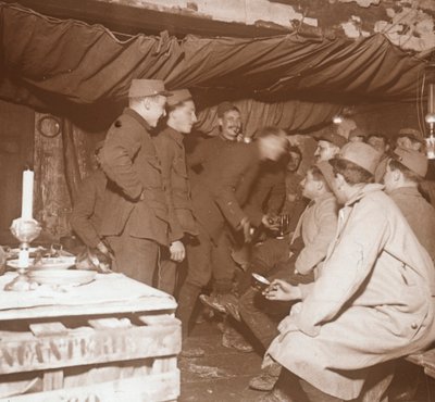Soldaten in een schuilplaats, Genicourt, Noord-Frankrijk, ca. 1914-ca. 1918 door Unbekannt
