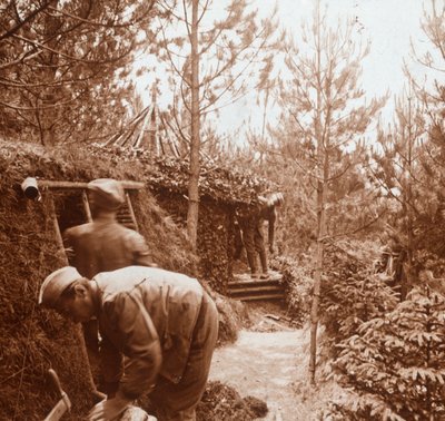 Soldaten in met aarde bedekte schuilplaatsen, Genicourt, Noord-Frankrijk, c1914-c1918 door Unbekannt