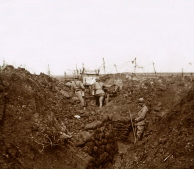 Soldaten in de loopgraven, Massiges, Noord-Frankrijk, ca. 1914-ca. 1918 door Unbekannt