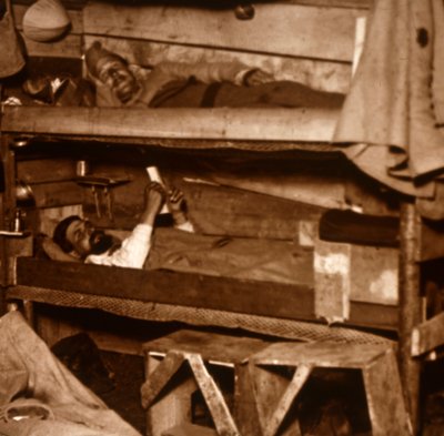 Soldaten in houten stapelbedden, ca. 1914-1918 door Unbekannt