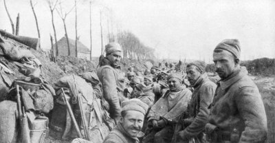 Soldaten van een Frans Zouavenregiment tussen Lizarne en Boesinghe, België, 24 april 1915 door Unbekannt