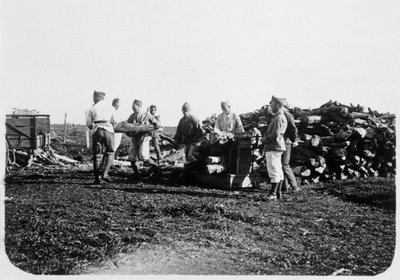 Soldaten van het Franse Vreemdelingenlegioen stapelen hout, Syrië, 20e eeuw door Unbekannt