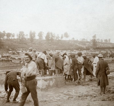 Soldaten in de modder in de rij voor water, Genicourt, Noord-Frankrijk, ca. 1914-ca. 1918 door Unbekannt