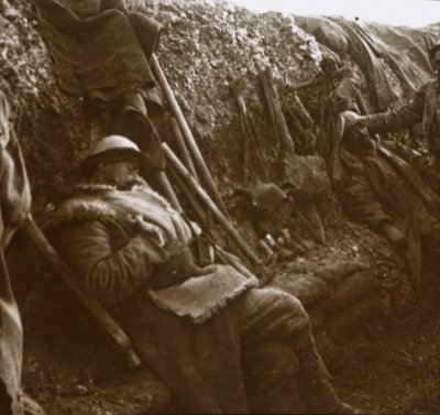 Soldaten rusten in loopgraven, c1914-c1918 door Unbekannt