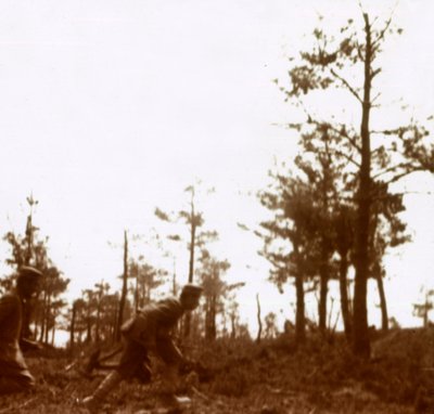 Soldaten rennen op het slagveld, ca 1914-ca 1918 door Unbekannt