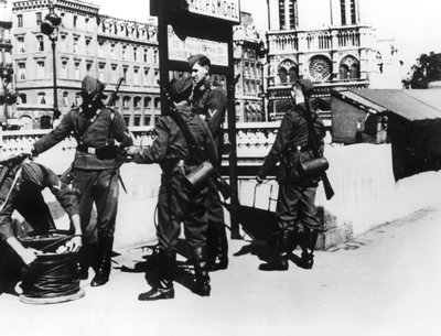 Soldaten met een telefoonkabel op de Pont St Michel, Parijs, juni 1940 door Unbekannt