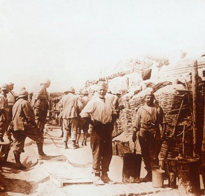 Soldaten met metalen containers, ca. 1914-1918 door Unbekannt