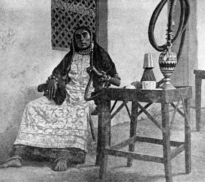 Somalische vrouw die een waterpijp rookt, Aden, 1922 door Unbekannt