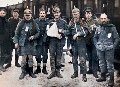 Enkele vrolijke gewonden van de gevechten bij Neuve Chapelle, met veroverde Duitse helmen, 1915 door Unbekannt