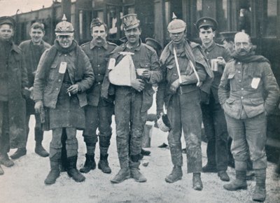 Enkele vrolijke gewonden van de gevechten bij Neuve Chapelle, met veroverde Duitse helmen, 1915 door Unbekannt