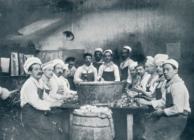 Enkele koks bereiden de soep bij de Messagerie Van Gand, ca. 1914 door Unbekannt
