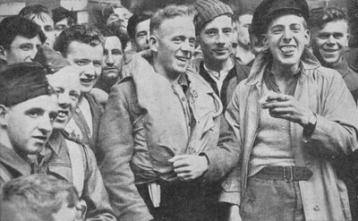 Enkele overlevenden van de Arandora Star landen in een Schotse haven, 1940 door Unbekannt