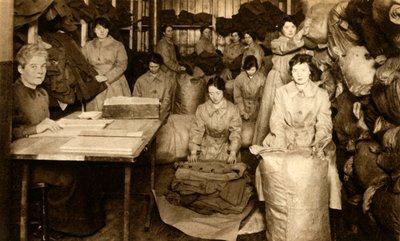 Uniformen sorteren in de WAAC-kledingwinkel, Eerste Wereldoorlog, 1914-1918, 1933 door Unbekannt