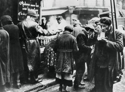 Soepkeuken voor de behoeftigen, les Halles, door Duitsland bezet Parijs, februari 1941 door Unbekannt