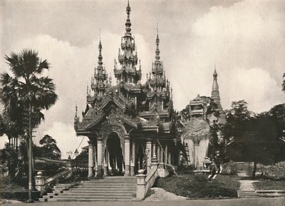 Zuidelijke ingang naar Shwe Dagon Pagoda, Rangoon, 1900 door Unbekannt