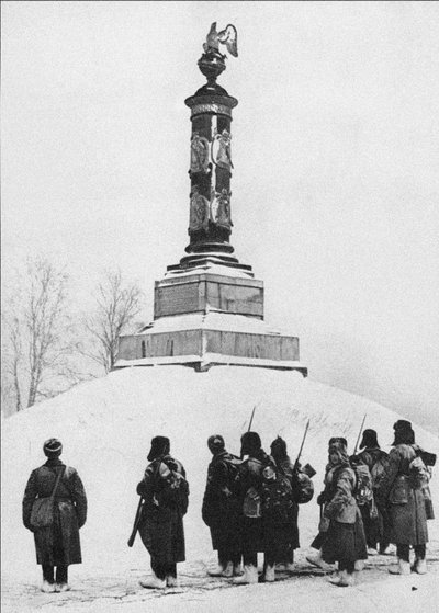 Sovjetsoldaten bij het monument voor de helden van de Oorlog van 1812 in het dorp Tarutino Kaluga door Unbekannt