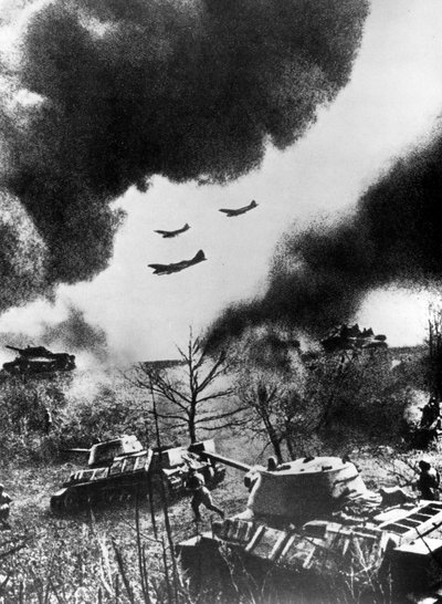 Sovjettanks en vliegtuigen lanceren een aanval, Rusland, 1943 door Unbekannt