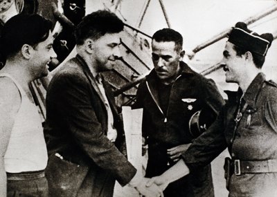 Spaanse Burgeroorlog (1936-1939): Ilia Grigorievich Ehrenburg (1891-1967), Russische schrijver, bij zijn aankomst op de luchthaven van Barcelona, als Sovjetcorrespondent van de Burgeroorlog door Unbekannt