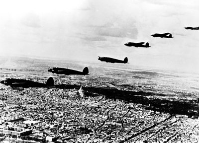 Eskader van Duitse Heinkel He 111 Bommenwerpers die over Bezet Parijs Vliegen door Unbekannt