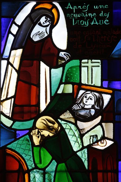 Glas-in-loodraam met Sainte Thérèse de Lisieux die een ziek kind geneest in Notre-Dame-de-la-Trinité kerk, Blois, Frankrijk door Unbekannt