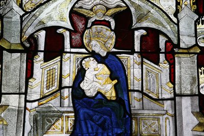 Glas-in-loodraam in de Collegiale Notre-Dame des Marais: Maagd en kind, Villefranche-sur-Saone, Frankrijk door Unbekannt