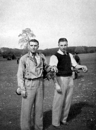 Stanley Matthews en Eddie Hapgood pauzeren tussen de shots tijdens een rondje golf, 1945 door Unbekannt