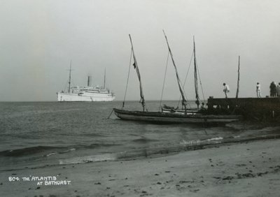 Stoomschip Atlantis bij Bathurst, Gambia, 20e eeuw door Unbekannt