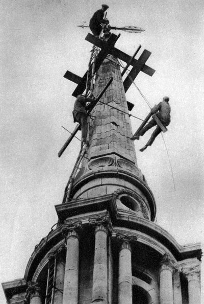 Steeplejacks op de torenspits van All Saints Church, Poplar, Londen, 1926-1927 door Unbekannt