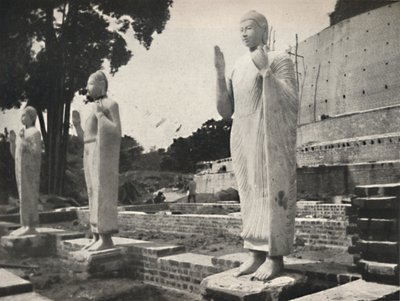 Steenbeelden voor de in restauratie zijnde Ruwanwali-Dagoba, Anuradhapura, 1926 door Unbekannt