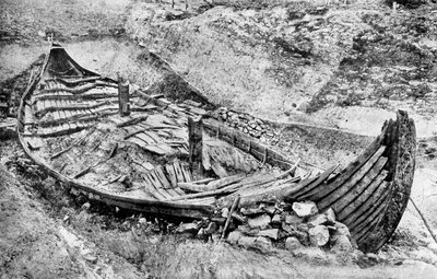 Achteraanzicht van het Oseberg Viking-schip na maanden van opgraving, Noorwegen, ca. 1904-1905 door Unbekannt
