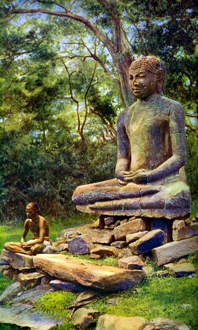 Stenen Boeddha, een relikwie van de vroegere glorie van Anuradhapura, Ceylon, ca. 1924 door Unbekannt