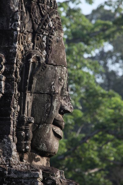 Stenen gezichten op torens in de Bayon Tempel in Angkor Thom die mogelijk Jayavarman VII als een bodhisattva afbeelden, Siem Reap, Cambodja door Unbekannt