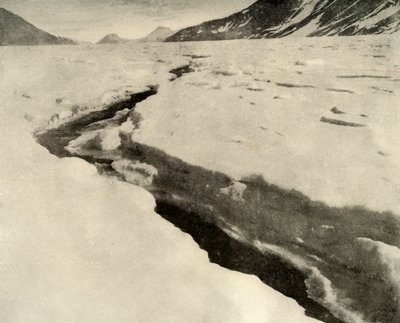 Stroom van stromend water in het midden van de Ferrar-gletsjer in de zomer, ca. 1908, 1909 door Unbekannt