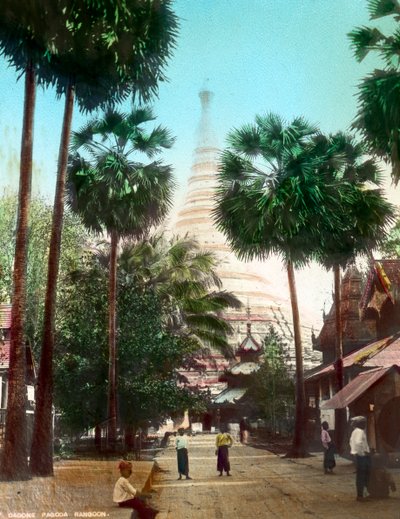 Straat leidend naar de Shwedagon Pagode, Rangoon, Birma, late 19e of vroege 20e eeuw door Unbekannt