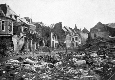 Straatscène na de val van Peronne, Frankrijk, Eerste Wereldoorlog, 1917, ca. 1920 door Unbekannt