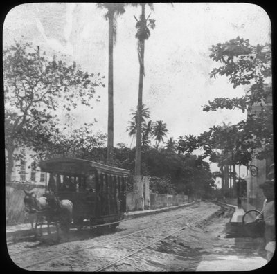 Straatscène met paardentram, Pernambuco, Brazilië, eind 19e of begin 20e eeuw door Unbekannt
