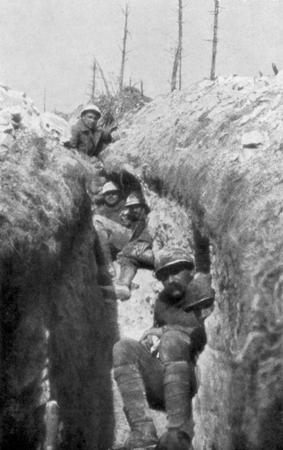 Brancarddragers in een loopgraaf, ten zuiden van Cornillet, Eerste Wereldoorlog, 20 mei 1917 door Unbekannt