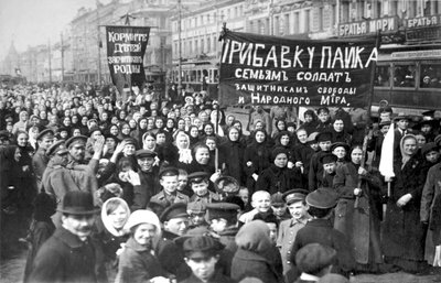 Stakende Putilov-arbeiders op de eerste dag van de Februarirevolutie, Sint-Petersburg, Rusland, 1917 door Unbekannt